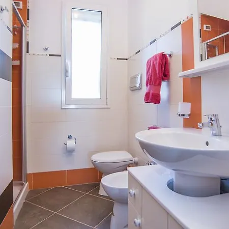 Noemi Villa *